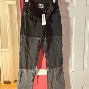 Size 28 (if you have a bigger butt or thighs I would recommend going a size up)